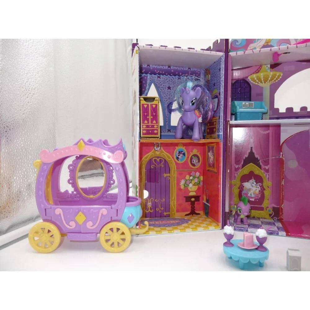 My Little Pony Canterlot Deluxe Playset, With Accessories 2 Pony's 1‎ carriage
